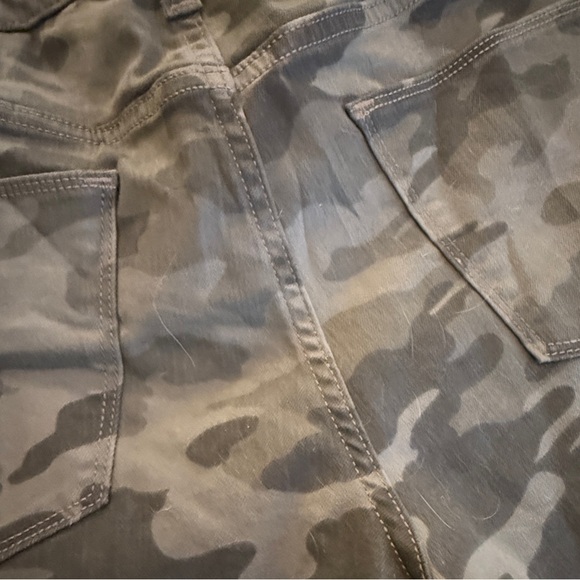 Universal Thread High Rise Camo Shorts – Size 16 / 33 – Like New - Picture 5 of 5